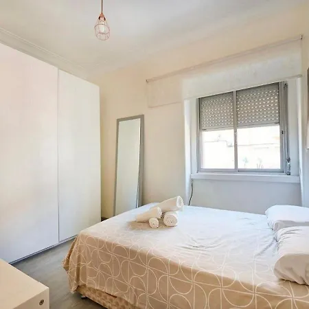 Alvalade House'S - Quarto De Casal Em Apartamento Partilhado *